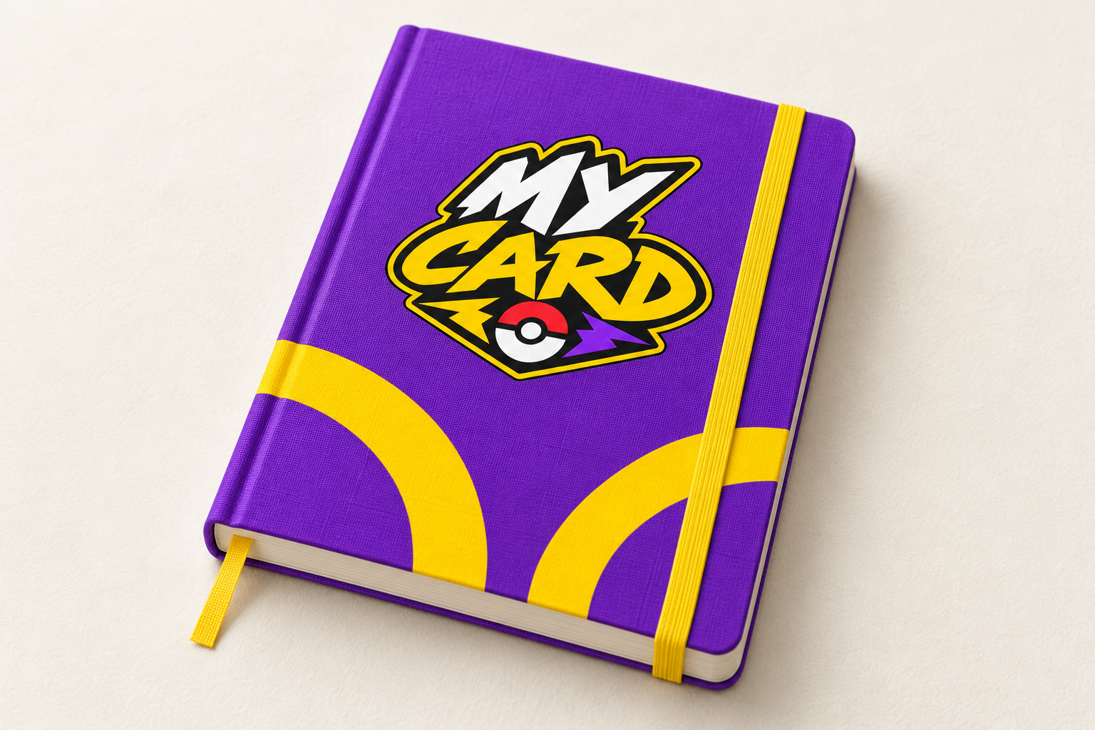 Caderno violeta com elástico amarelo, monograma MC e recortes da Órbita