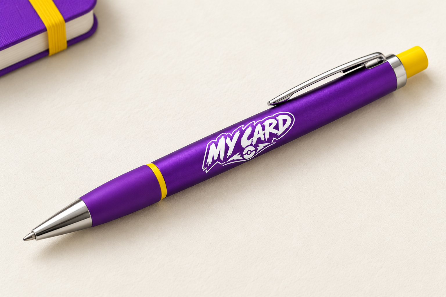 Caneta violeta com detalhes amarelos e logo My Card em uma cor