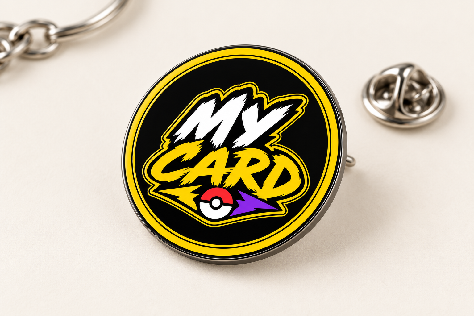 Detalhe de pin circular esmaltado My Card em preto, amarelo e branco